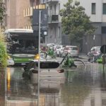 Maltempo a Milano, il forte temporale della notte ha scaricato 180mm di pioggia in città, “danni mai visti prima” [FOTO e DATI]