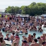 Coronavirus, gli USA sfiorano i 100.000 morti ma spiagge e piscine si sono riempiti per il Memorial Day: assembramenti e poco distanziamento sociale [FOTO e VIDEO]