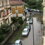 Nubifragio su Milano, esonda il Seveso: 133 mm di pioggia in 6 ore, allagamenti e blackout in diversi quartieri [FOTO]