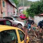 Devastante alluvione in Turchia, strade come fiumi, case allagate e auto spazzate via a Kestel: morti e dispersi [FOTO e VIDEO]