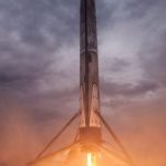 Crew Dragon, lo spettacolare atterraggio del Falcon 9: il momento, perso durante la diretta, in cui il razzo si posa sulla piattaforma [FOTO]