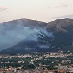 Incendi Sicilia, fiamme in pieno centro a Palermo: altri roghi nella provincia, Canadair in azione [FOTO e VIDEO]