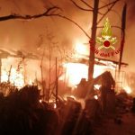 Tragedia nella notte, esplode incendio in un’abitazione: due donne morte carbonizzate, intrappolate dalle grate alle finestre [FOTO]