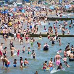 Ondata di caldo in Regno Unito, ressa in spiaggia a Bournemouth: dichiarata “grave emergenza”, “gesti irresponsabili e scioccanti” [FOTO]
