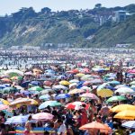 Ondata di caldo in Regno Unito, ressa in spiaggia a Bournemouth: dichiarata “grave emergenza”, “gesti irresponsabili e scioccanti” [FOTO]
