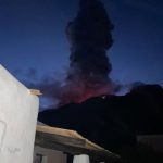 Paura a Stromboli come un anno fa: due forti esplosioni sul cratere all’alba di oggi [FOTOGALLERY]
