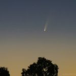 Astronomia: la Cometa C/2020 F3 Neowise “catturata” in tutto il suo splendore sulle campagne di Palidoro [FOTO]
