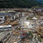 Maltempo, continuano le piogge torrenziali in Giappone: decine di morti e dispersi, 10.000 evacuati per frane e smottamenti [FOTO]