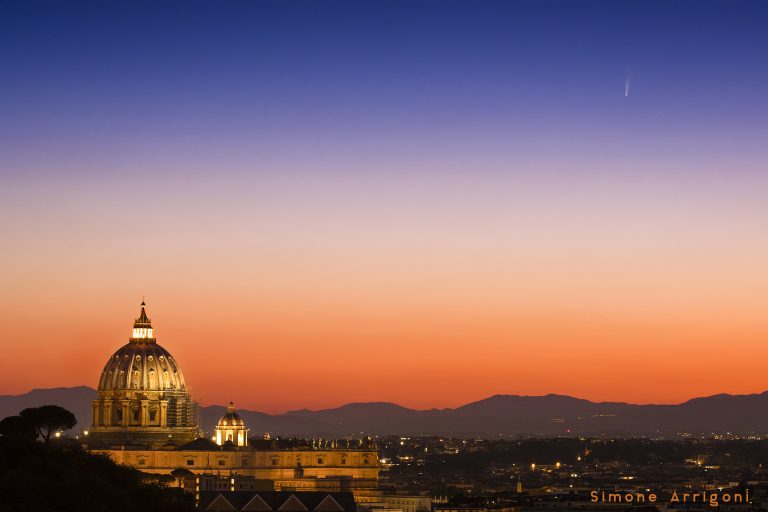 La cometa NEOWISE (C/2020 F3) nell'alba della città eterna, sopra San Pietro. Foto: Simone Arrigoni, 7 luglio 2020, Roma