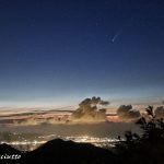 Lo spettacolo della cometa Neowise sullo Stretto di Messina: una scia di luce tra le leggende di Scilla & Cariddi [FOTO]