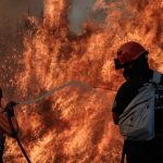 Inferno di fuoco nel Peloponneso: vasto incendio a Corinto, oltre 250 pompieri e decine di mezzi non riescono a contenere le fiamme [FOTO]