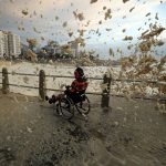 Meteo, violenta “tempesta” di schiuma marina a Città del Capo: città ricoperta di bianco come se avesse nevicato [FOTO e VIDEO]