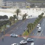 Meteo, violenta “tempesta” di schiuma marina a Città del Capo: città ricoperta di bianco come se avesse nevicato [FOTO e VIDEO]