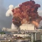 Beirut, esplose 2.750 tonnellate di nitrato di ammonio: gas tossici nell’aria, “chi può lasci la città”