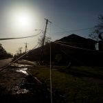 Uragano Laura, almeno 14 morti tra Louisiana e Texas: alberi caduti e devastazione, 500.000 abitazioni senza elettricità [FOTO]
