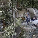Beirut, bilancio sale a 135 morti e 5 mila feriti: dubbi sulle cause dell’esplosione, “è tutto distrutto, mai visto qualcosa del genere” [FOTO e VIDEO]