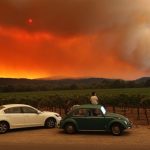 Apocalisse incendi in California: fiamme alimentate da 12mila fulmini, caldo e vento. “Siamo nel pieno della battaglia” [FOTO]