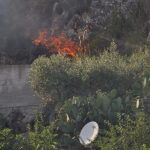 Incendi Sicilia, boschi bruciano da 24 ore nel Palermitano: in fumo ettari di macchia mediterranea [FOTO]