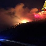 Paura nella notte in Sardegna, vasto incendio divampa a Budoni: evacuate 250 abitazioni in villaggi turistici [FOTO]