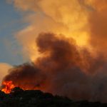 Mega incendio a est Los Angeles: fiamme fuori controllo nella Cherry Valley californiana, 7.800 evacuati [FOTO]