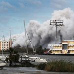 Uragano Laura, disastro chimico in Louisiana: in fiamme impianto chimico, sostanza tossica nell’aria. “Rimanete in casa” [FOTO e VIDEO]