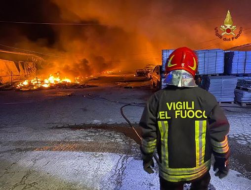 incendio roma pomezia