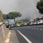 Incendio Roma: rogo di sterpaglie, chiuso tratto della via Aurelia [FOTO]