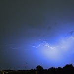 Maltempo Novara: spettacolare sequenza di fulmini in assenza di precipitazioni [FOTO]