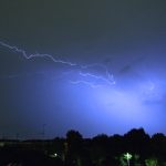 Maltempo Novara: spettacolare sequenza di fulmini in assenza di precipitazioni [FOTO]
