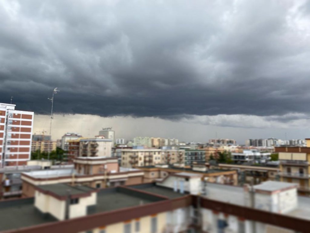 Maltempo al Sud, dov'è finita l'Estate? Nubifragi a Napoli, Salerno e  Brindisi, alluvione lampo sul Gargano e tornado in Calabria [FOTO e VIDEO]