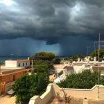 Maltempo, forti temporali al Sud: nubifragi da Taranto a Messina e freddo anomalo come se fossimo in pieno autunno [FOTO e DATI]