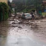 Maltempo, frana nell’alto Verbano: colata di fango sulla statale del lago Maggiore, auto bloccate, si teme una fuga di gas [FOTO E VIDEO]