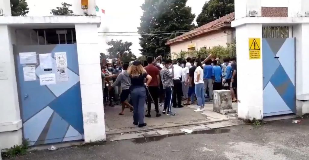 protesta caserma udine