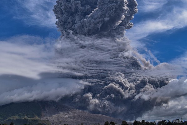 sinabung indonesia vulcano
