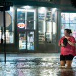 L’uragano Isaias colpisce la Carolina del Nord con forti piogge e venti di 140km/h: rischio inondazioni, allarme tornado per New York e Philadelphia [FOTO]