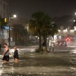 L’uragano Isaias colpisce la Carolina del Nord con forti piogge e venti di 140km/h: rischio inondazioni, allarme tornado per New York e Philadelphia [FOTO]