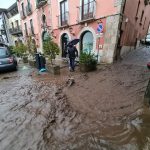 Maltempo, alluvione e fiume di fango a Monteforte Irpino e Sarno: strade invase e auto trascinate, centinaia di evacuati [FOTO]