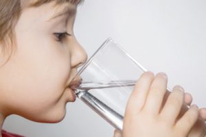 bambino bere acqua scuola