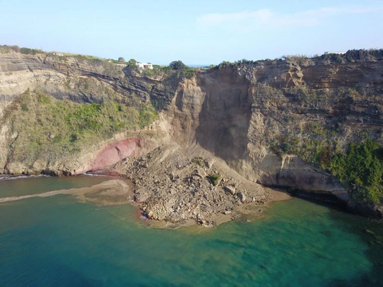 Spaventosa Frana A Ventotene Il Momento In Cui Il Costone Roccioso 