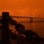 Apocalisse incendi in California, a San Francisco non sorge il sole: cappa di fumo rosso in pieno giorno, “è la fine del mondo” [FOTO e VIDEO]