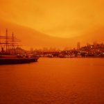 Apocalisse incendi in California, a San Francisco non sorge il sole: cappa di fumo rosso in pieno giorno, “è la fine del mondo” [FOTO e VIDEO]