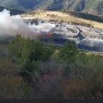 Vasto incendio in discarica di rifiuti tra Crotonese e Cosentino: fiamme alte, fumo acre e denso a Vetrano [FOTO]
