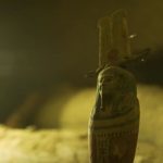 Scoperta misteriosa collezione di mummie sul fondo di un pozzo in Egitto: sui sarcofagi visibili ancora disegni e colori originali [FOTO]