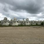 Un mondo sospeso, 43 Presidenti americani in un campo rurale: le enormi statue abbandonate attirano i turisti di tutto il mondo [FOTO]