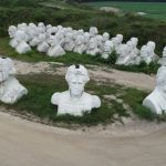 Un mondo sospeso, 43 Presidenti americani in un campo rurale: le enormi statue abbandonate attirano i turisti di tutto il mondo [FOTO]