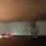 Maltempo, furioso temporale nella notte a Genova: enorme tornado al porto tra le saette [FOTO e VIDEO]