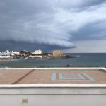 Maltempo, forti temporali da Nord a Sud: maestosa Shelf Cloud in Puglia, acquazzoni in Sicilia, tempeste di acqua e fulmini in Emilia Romagna [FOTO]