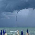 Maltempo, spettacolare tromba marina a Venezia: domani attesa marea di 105cm [FOTO]
