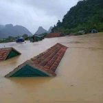 Vietnam devastato dalle alluvioni, scenario apocalittico con le case scomparse sotto l’acqua e centinaia di morti: le FOTO della catastrofe