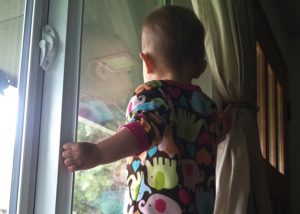 bambino finestra balcone